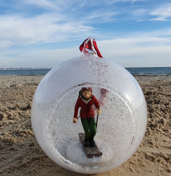 Boule ouverte avec skieuse rouge