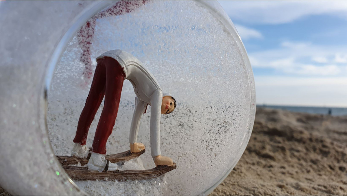 Boule ouverte avec skieuse