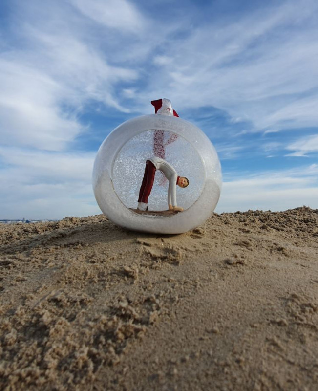 Boule ouverte avec skieuse