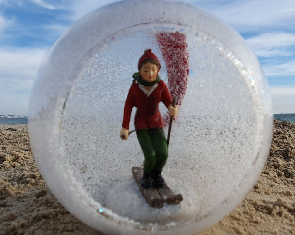 Boule ouverte avec skieuse rouge