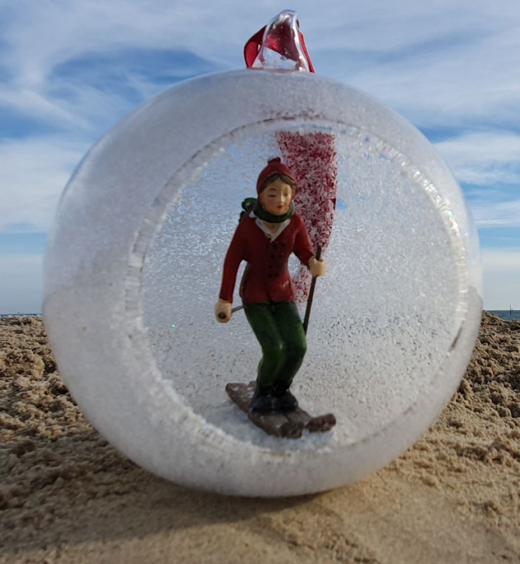 Boule ouverte avec skieuse rouge