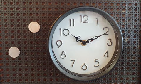 Petite horloge aimantée vintage en métal noir